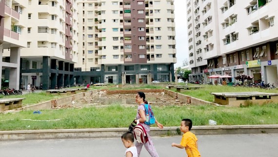 The area for developing a park at Khang Gia apartment block, Go Vap district is abandoned (Photo: SGGP)