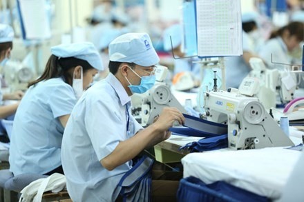 An increase in regional minimum wage for 2018 has yet to be finalised due to disagreements over the margin of increase. (Photo: laodong.com.vn)