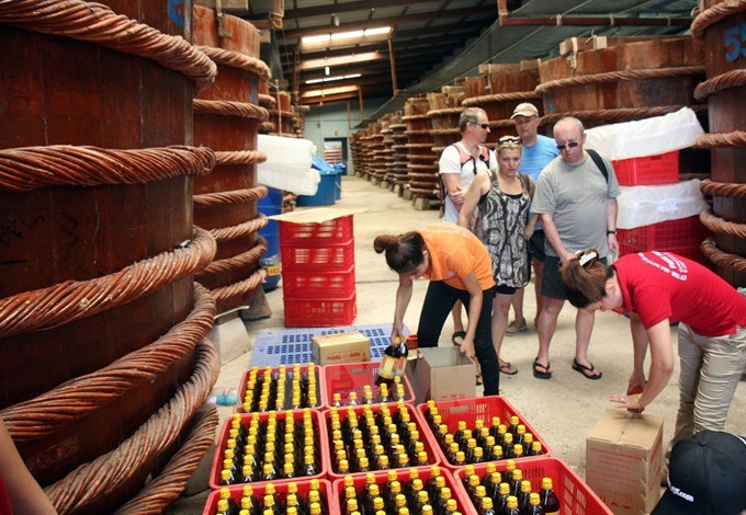 Foreigners visit a fish source production facility in An Thoi Town, Phu Quoc Island. (Photo: VNA/VNS)