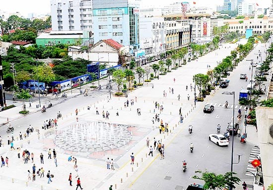 HCMC will ban all vehicles in many streets on August 8 to celebrate ASEAN’s 50th founding anniversary. In the photo is Nguyen Hue walling street in downtown city (Illustrative photo: SGGP)