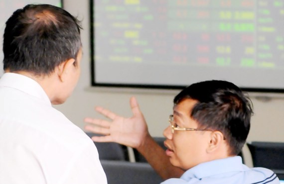 Investors at a stock exchange (Illustrative photo: SGGP)