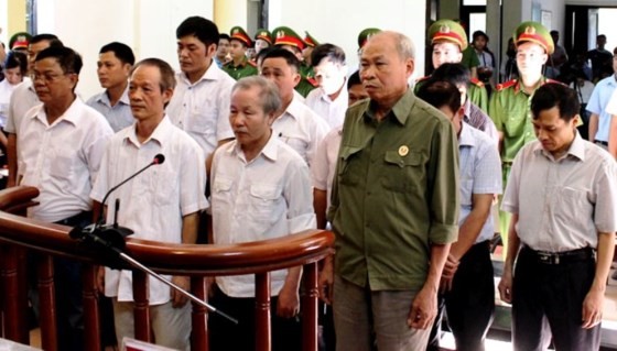 Former officials of Dong Tam commune and My Duc district at the bar of the first instance court opened on August 8 (Photo: SGGP)