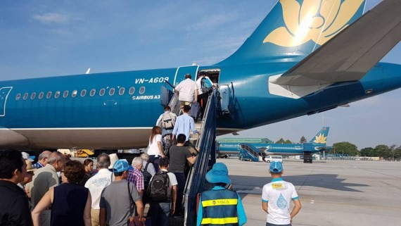 Passengers boarding a plane at Tan Son Nhat Airport (Photo: SGGP)