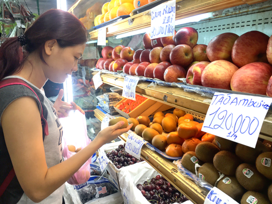 Foreign fruits shelved at a shop in Nguyen Thai Hoc street, District 1 (Photo: SGGP)