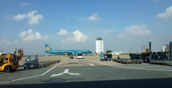 Ministry of Transport leaders require to hire international consultants to broaden Tan Son Nhat Airport (Photo: SGGP)