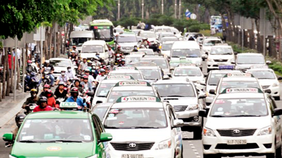 Vehicles queue up in areas leading to Tan Son Nhat Airport (Photo: SGGP)