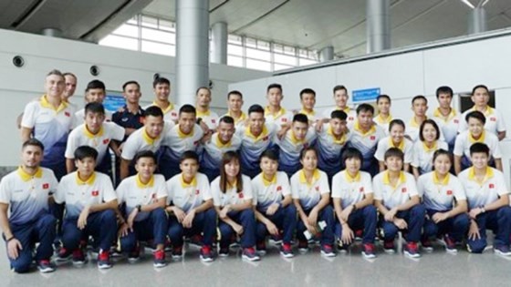 Vietnam women & men futsal teams pose photo at Tan Son Nhat Airport before arriving in Malaysia