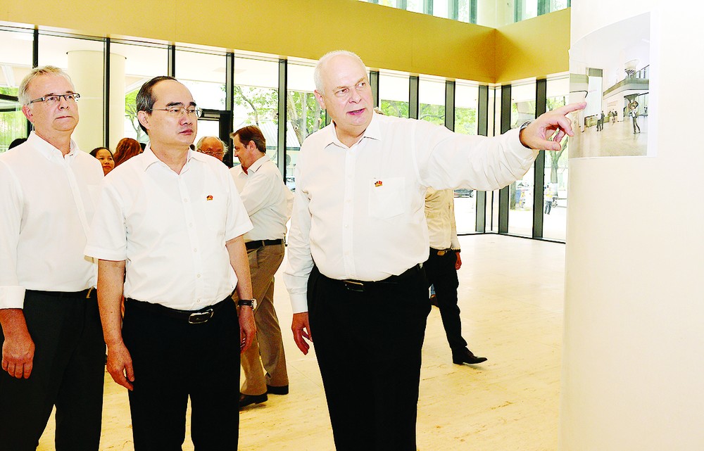 HCMC Party Chief Nguyen Thien Nhan is introduced about Deutsches Haus Ho Chi Minh City on August 30 (Photo: SGGP)