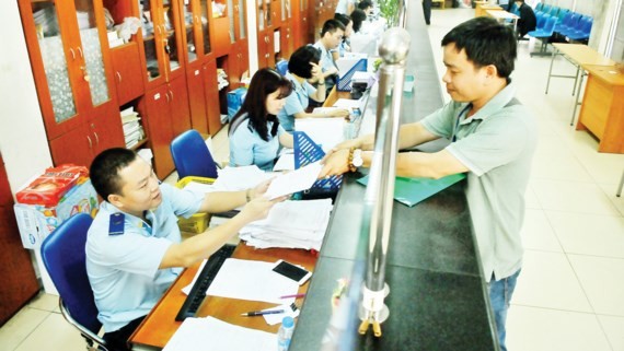 Customs officials solve export import documents for businesses at Cat Lai Seaport, HCMC (Photo: SGGP)