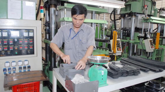  A worker at a company in HCMC (Illustrative photo: SGGP)