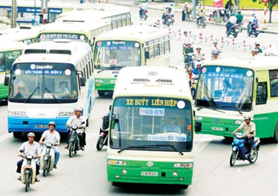 Buses operating in HCMC. The city has halted implementation of the first BRT route in Vo Van Kiet-Mai Chi Tho boulevards (Photo: SGGP)