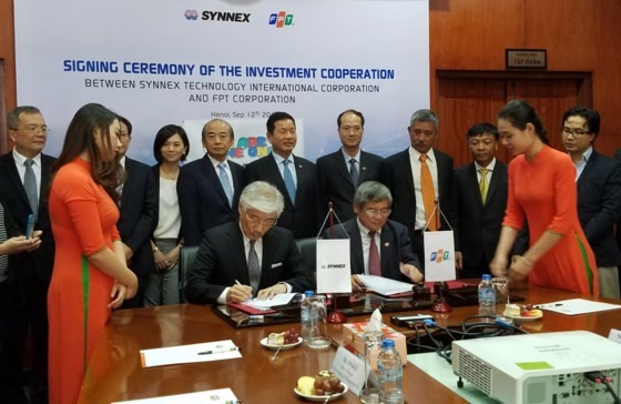 FPT director general Bui Quang Ngoc and director general of Synnex Evans Tu sign the investment cooperation (Photo: SGGP)