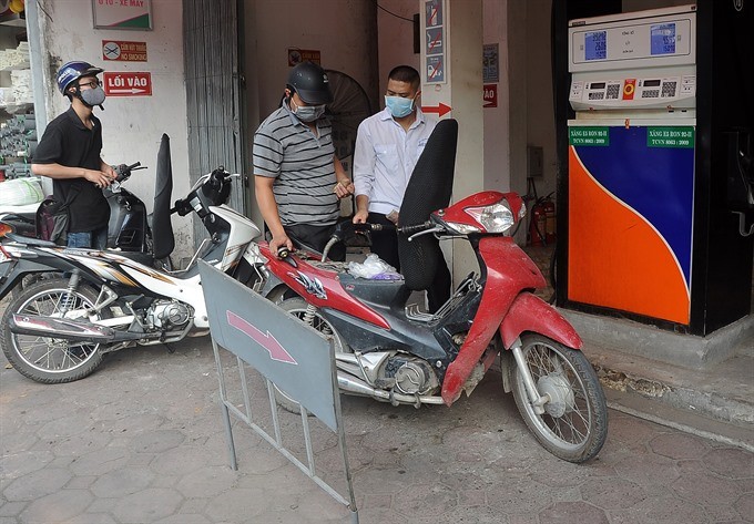 People buying petrol at a station on Nguyen Cong Tru Street in Hanoi (Photo: VNA/VNS)