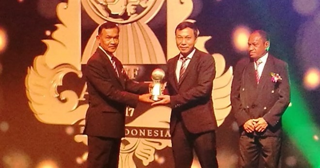 VFF deputy president Nguyen Quoc Tuan (right) receives AFF Award for Member Association of the Year. (Photo: aseanfootball.org)