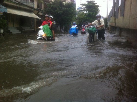 Nguyen Huu Canh street, Binh Thanh district was heavily flooded during a heavy rain in October last year (Photo: SGGP)