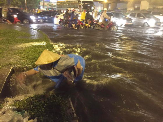 A heavy rain inundates Pham Van Dong street on September 30 (Photo: SGGP)