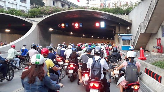  Traffic jam has regularly occurred in Saigon River tunnel because of increasing vehicles through the tunnel (Photo: SGGP)