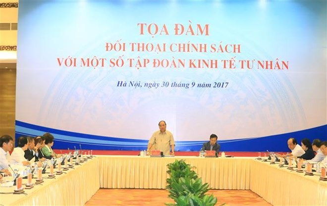 Prime Minister Nguyen Xuan Phuc held a policy dialogue with 14 chairmen and general directors of leading private enterprises in Hanoi on September 30. (VNA)