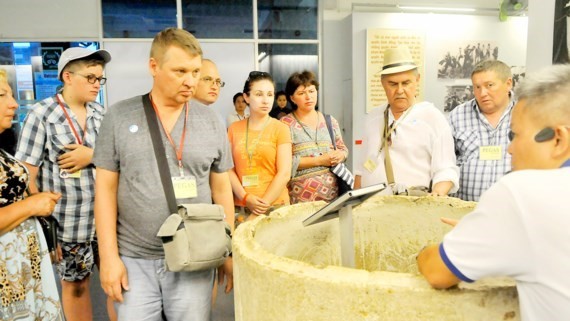 Foreign visitors visit War Remnants Museum in HCMC (Photo: SGGP)