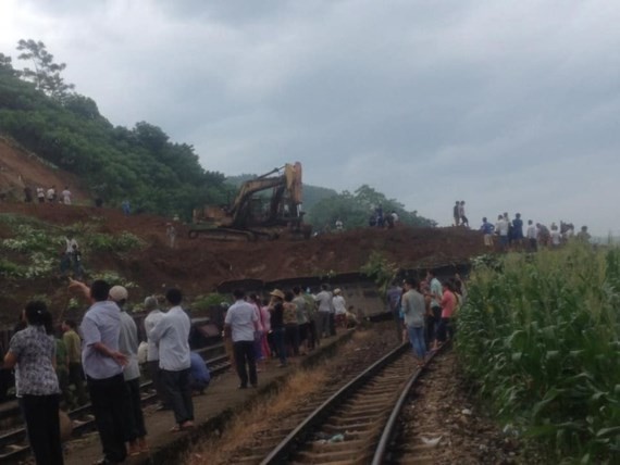 Thousands of cubic meters of soil blocks Hanoi-Lao Cai railway