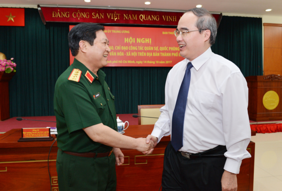 Minister of Defense General Ngo Xuan Lich and HCMC Party Committee secretary Nguyen Thien Nhan chaired the conference on October 14 (Photo: SGGP)