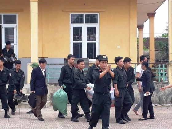 All policemen and officials were released on April 24 after they were captured by local residents in Hoanh Village over a land dispute (Photo: SGGP)
