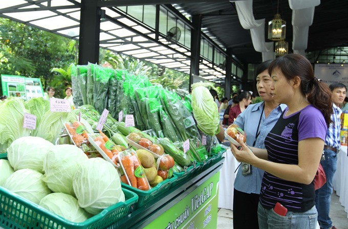Customers shopping at a supermarket in HCM City. The Government reported yesterday to the National Assembly that the macro economy remains stable. (Photo: VNA/VNS)