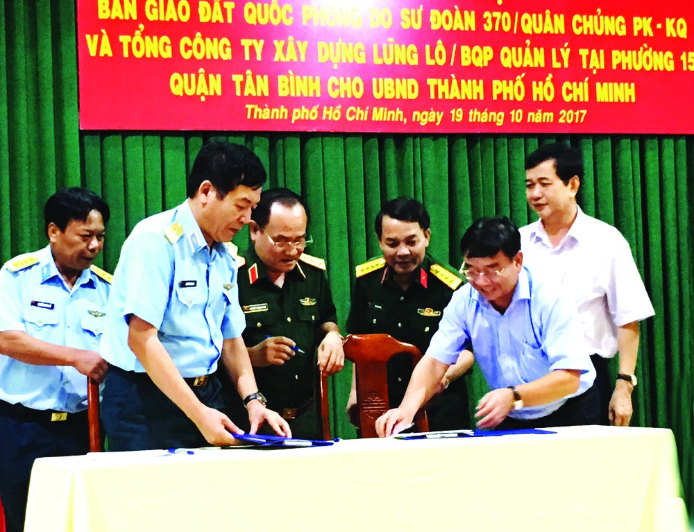 Representatives of the Defense Ministry and HCMC sign the land handover agreement for Truong Chinh street expansion to reduce traffic jam for Tan Son Nhat Airport (Photo: SGGP)