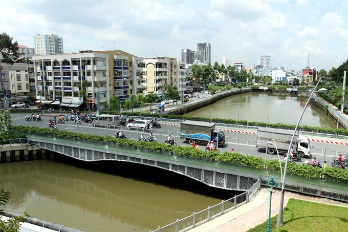 A stretch of Tran Khac Chan Street across the Nhieu Loc-Thi Nghe Canal in HCM City. A former deputy chief city architect advises authorities to develop the metropolis into separate western and eastern areas. (Photo: VNA/VNS)