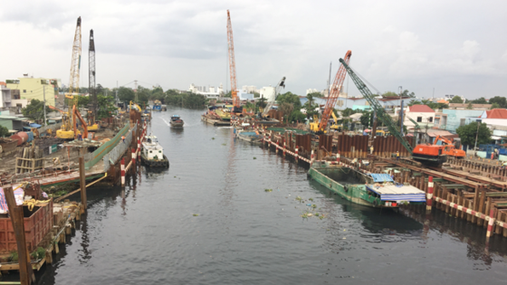 The under construction tidal flood control work in Phu Dinh wharf in District 8 (Photo: SGGP)