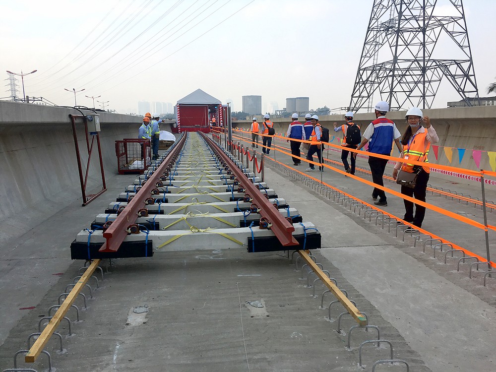 The first rails of Ben Thanh-Suoi Tien metro route are installed on October 24 (Photo: SGGP)