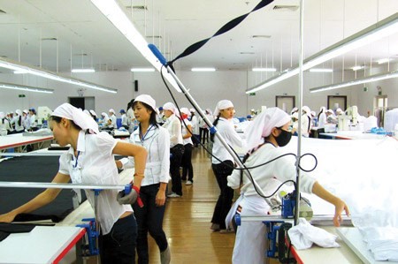 A hi-tech garment making line invested by Japanese Uniqlo Company in Vietnam (Photo: SGGP)
