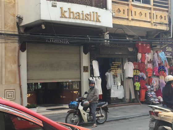 A Khaisilk store at 113 Hang Gai street, Hanoi is still seen close on October 30 (Photo: SGGP)
