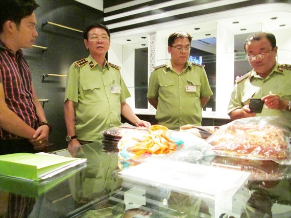 Market management official inspects Khaisilk stores on October 30 (Photo: SGGP)