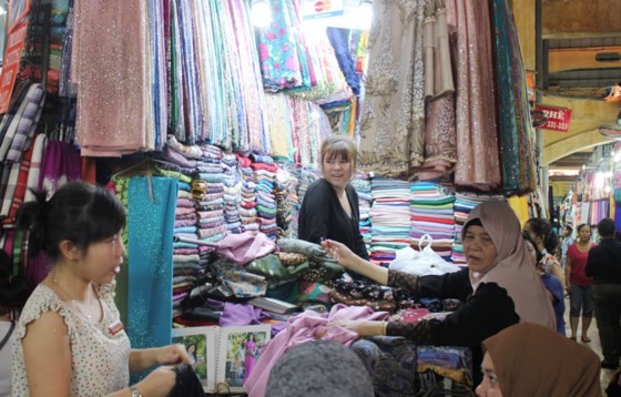 Customers buy scarfs at a stall in Ben Thanh Market, HCMC (Illustrative photo: SGGP)