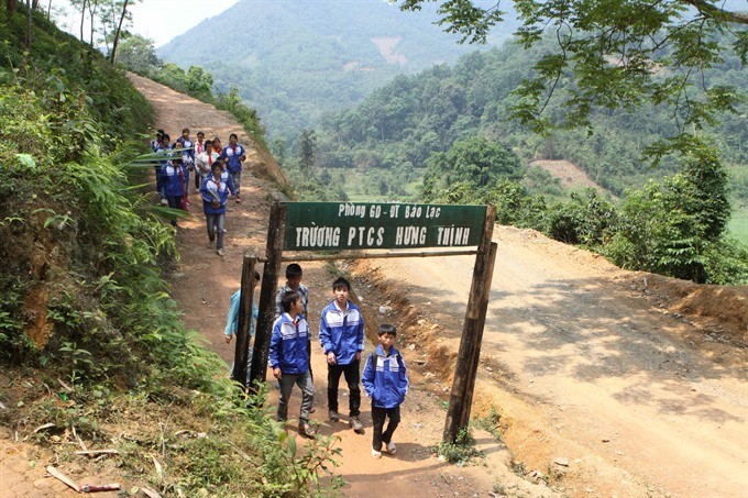 Students from the Hung Thinh secondary school in Bao Lac District of the northern province of Cao Bang on their way to school. (Photo: VNA/VNS)