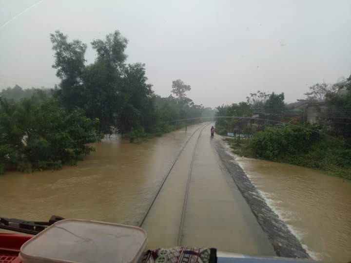 The North South Railway has been submerged under floodwater in Thua Thien-Hue province (Photo: baogiaothong)