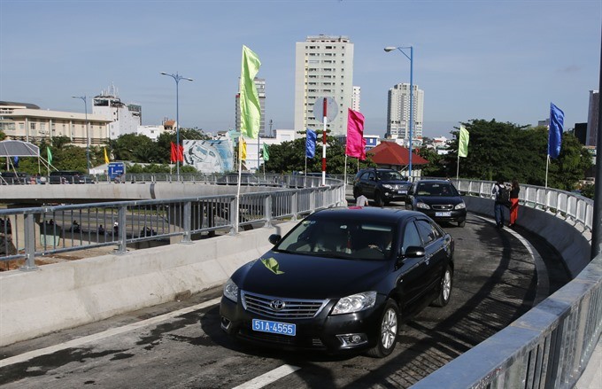 Vehicles on the N1 branch of a flyover connecting Nguyen Van Cu Street in District 1 with Vo Van Kiet Street in District 5 in HCM City. The construction of the flyover has been carried out under the Build-Transfer (BT) mechanism with the total investment 