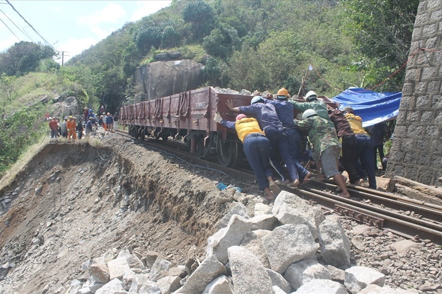 Workers transport soil and stone to repair the rail track in Ca Mountain Pass which has been damaged because of flooding and landslide in the aftermath of Typhoon Damrey (Photo: laodong)