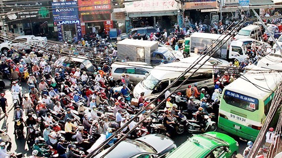 A traffic jam in Au Co-Truong Chinh intersection (Photo: SGGP)