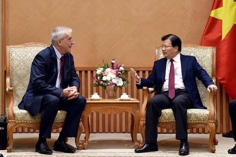 Deputy PM Trinh Dinh Dung (R) receives Chairman and CEO of Canada's Transportation Vision Group Richard Courey in Hanoi (Photo: http://news.chinhphu.vn)