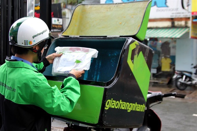 A deliveryman at work in Hanoi (Photo: logistics4vn.com)