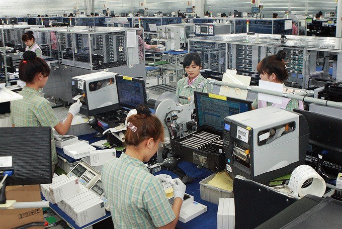 Workers assemble electronics products at a Samsung Electronics factory in Thai Nguyen City, Thai Nguyen Province. (Photo: VNA/VNS)