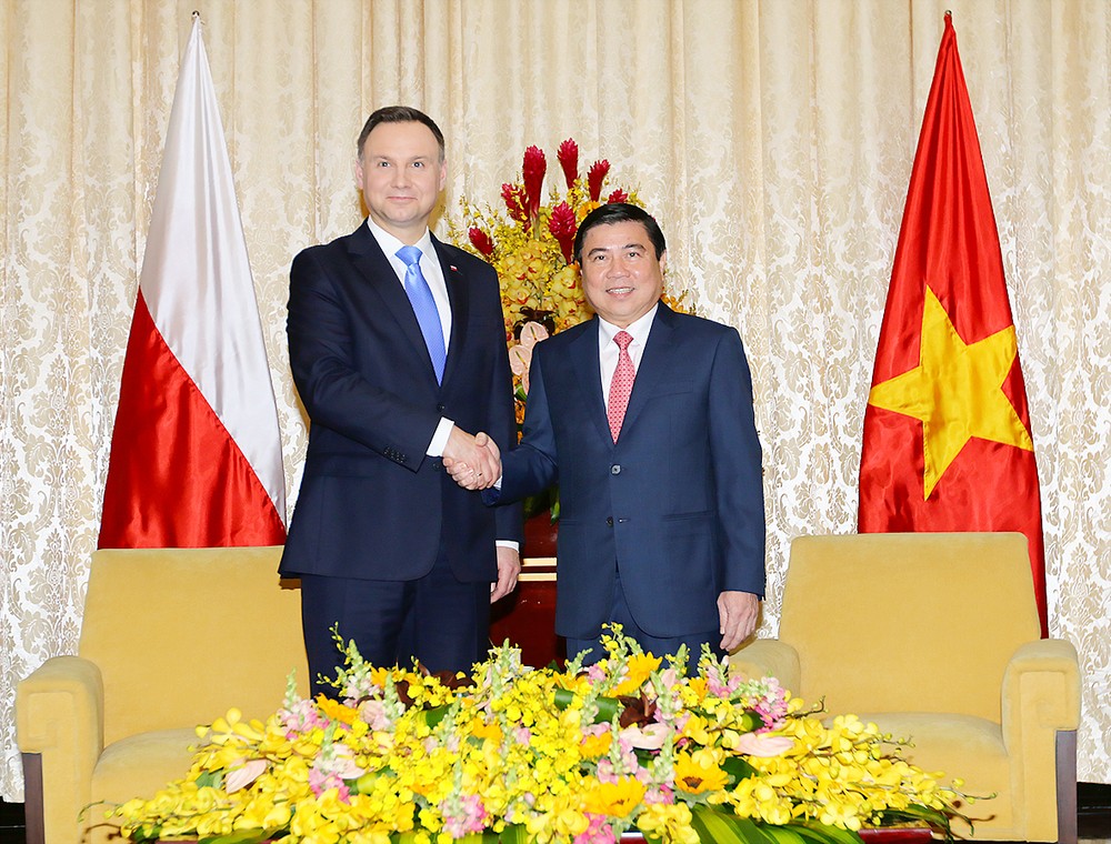 Chairman of the Ho Chi Minh City People’s Committee Nguyen Thanh Phong (R) welcomed Polish President Adrej Duda (Photo: SGGP)