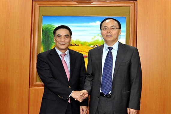 Deputy Minister of Finance Tran Xuan Ha (L) receives Mr. Wu Lijiun, chairman of Shenzhen Stock Exchange (SZSE) 