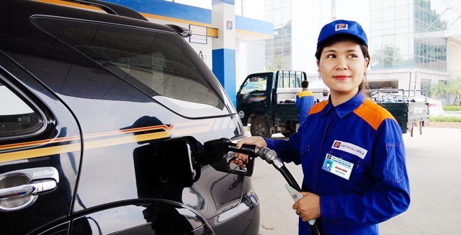 The retail prices of RON 92 petrol and E5 bio-fuel remained unchanged at VND18,580 (81 US cents) and VND18,243 per litre, respectively, at 3pm on Tuesday after continuous increases in recent months. (Photo: vietq.vn)