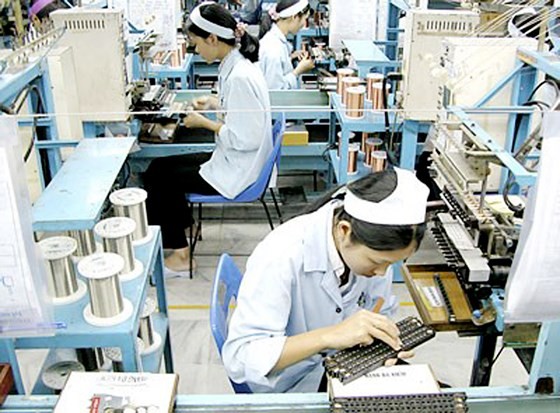 Electronic component manufacturing has attracted many foreign firms to seek investment opportunities (Photo: SGGP)