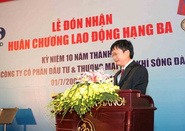 Dinh Manh Thang addresses an event of the Petro Song Da Trading and Investment JSC (Source: tuoitre.vn)