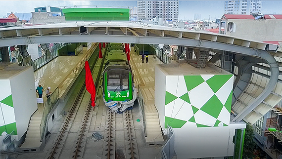 The train in La Khe station under Cat Linh-Ha Dong urban railway project
