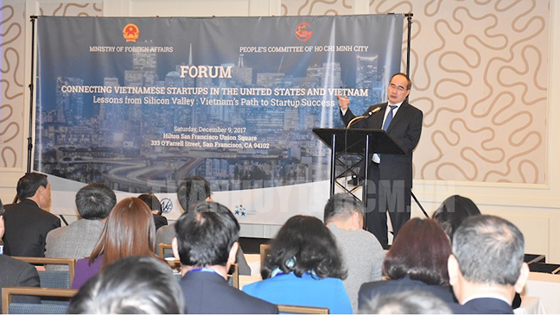 HCMC Party Leader Nguyen Thien Nhan delivers a statement at a forum connecting Vietnamese startups in the US and Vietnam in San Francisco on December 9 (Photo: hcmcpv)